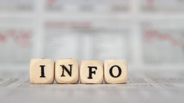 tärningar där det står info på