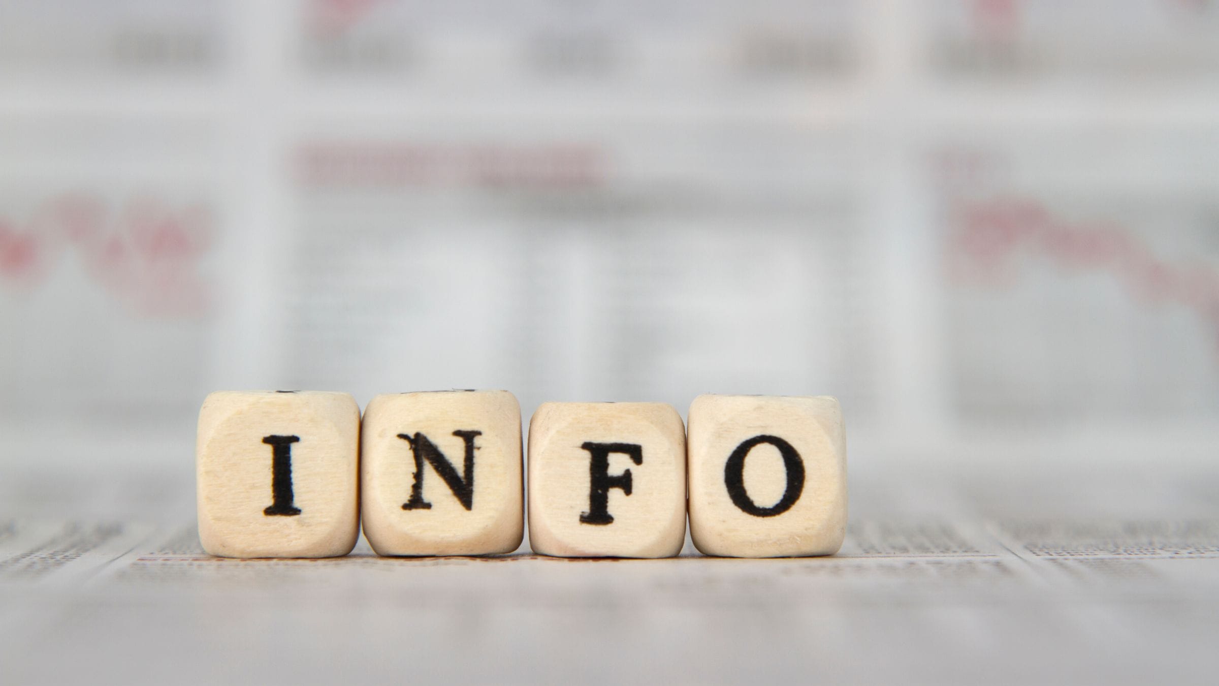 tärningar där det står info på